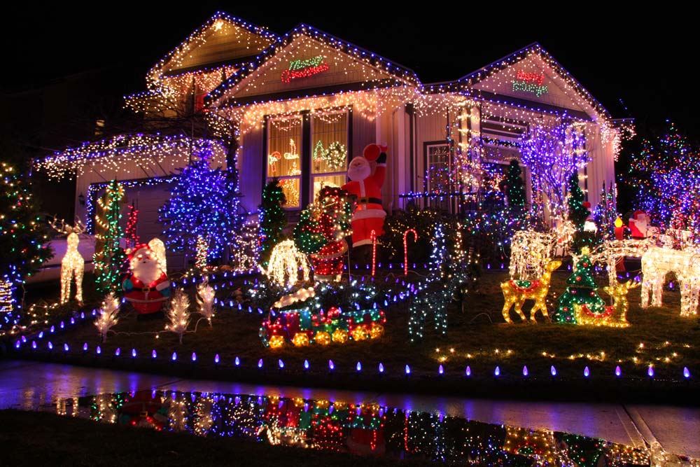 Weihnachtsdeko draußen: Sicher schmücken mit Lichterketten
