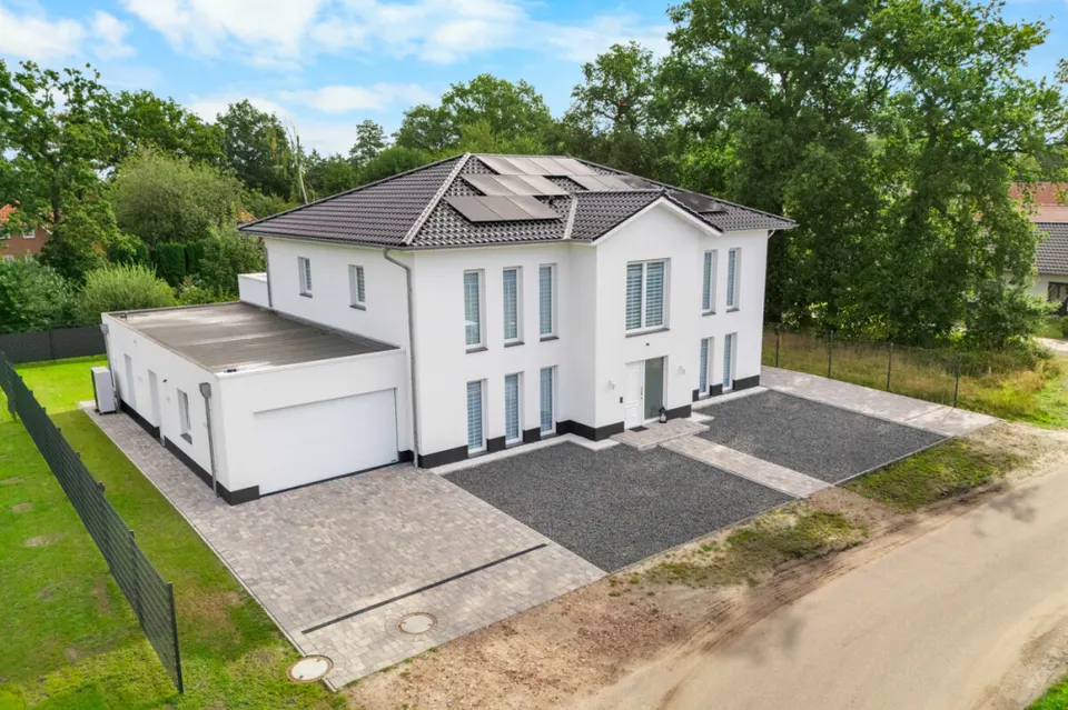 Moderne Villa mit Garage