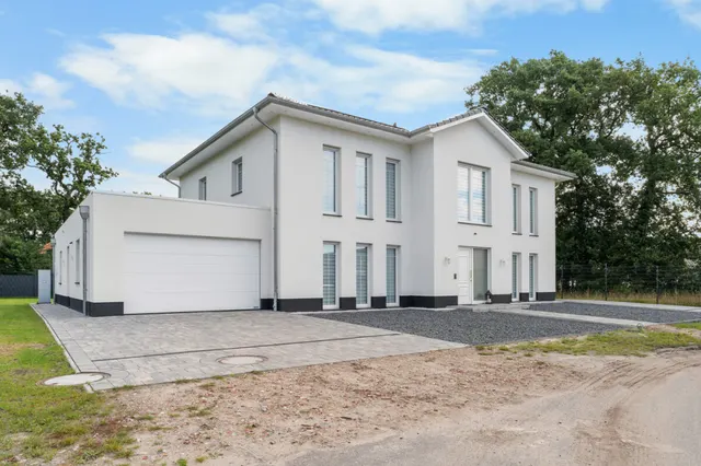 Neuwertige Villa mit Garage
