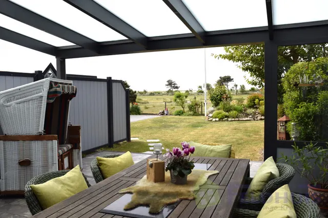 Überdachte Terrasse mit freiem Blick