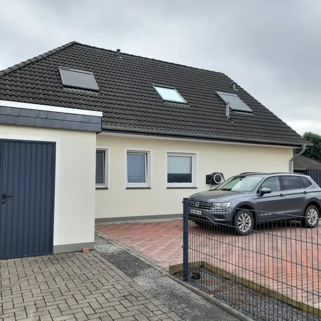 Garage und gepflasterte Stellfläche