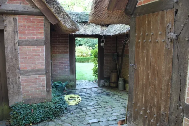 Durchgang Garage & Haus