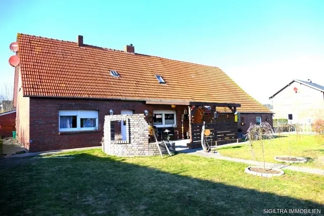 Großes Grundstück. Starke Lage. Neue Möglichkeiten.
Einfamilienhaus auf 1.090 m² in zentraler Lage von Esterwegen – provisionsfrei unter 200.000 €