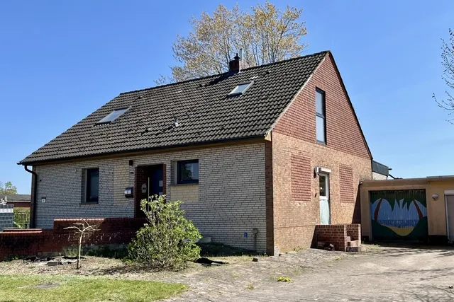 Wohnhaus mit Garage