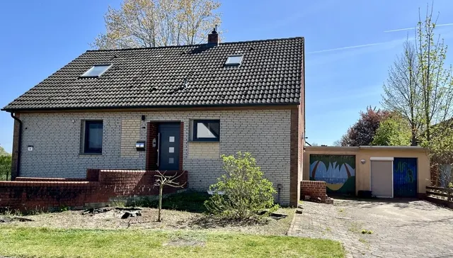 Wohnhaus mit Garage