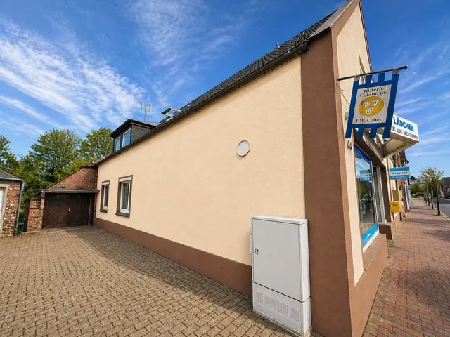 Straßenansicht (Mit Ki bearbeitet)