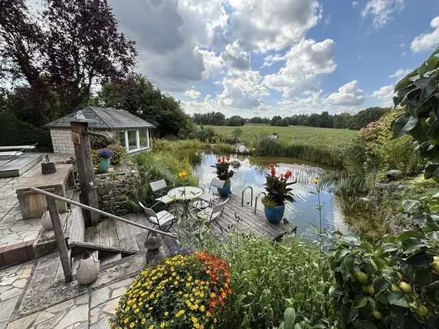 Ausblick über den Schwimmteich in die weite Natur