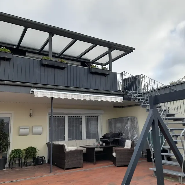Terrasse mit Treppe zum OG