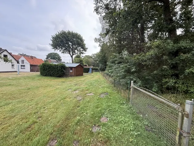 Dörverden-Westen: Gemütliches Einfamilienhaus mit Anbauten, Kaminofen und unterkellertem Garagenhaus