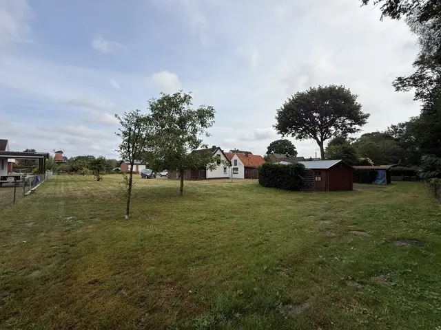 Dörverden-Westen: Gemütliches Einfamilienhaus mit Anbauten, Kaminofen und unterkellertem Garagenhaus