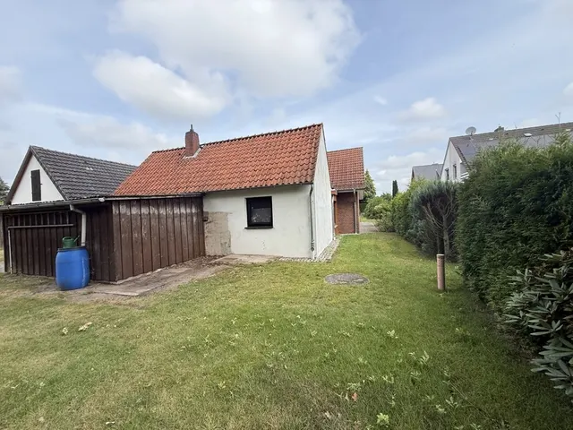 Dörverden-Westen: Gemütliches Einfamilienhaus mit Anbauten, Kaminofen und unterkellertem Garagenhaus