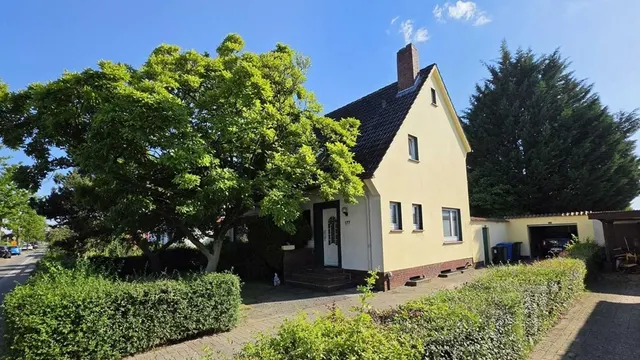 Großzügiges Grundstück mit Einfamilienhaus und Potenzial zur Teilung