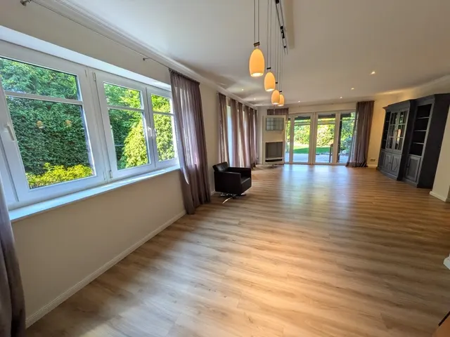 Wohnzimmer mit viel Platz und Licht