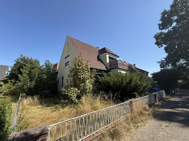 Achim-Bierden: Gut geschnittenes Grundstück mit älterem Gebäudebestand in ruhiger Wohnlage
