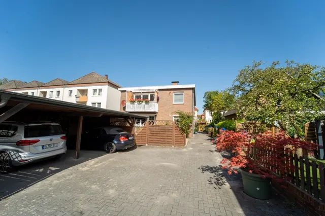 Frontalansicht mit Carport