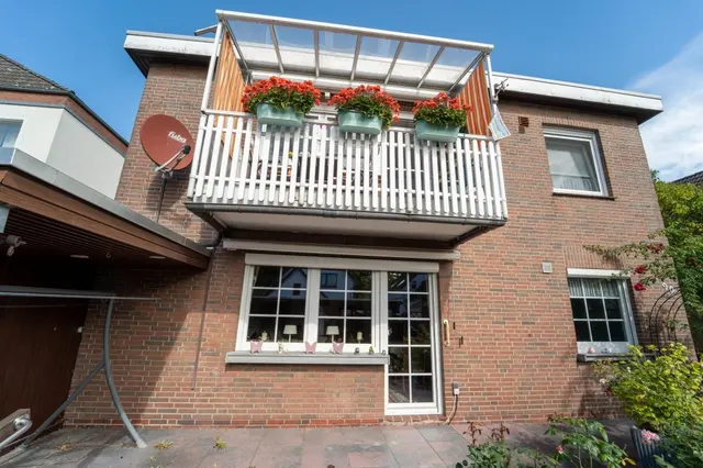 Frontalansicht mit Balkon