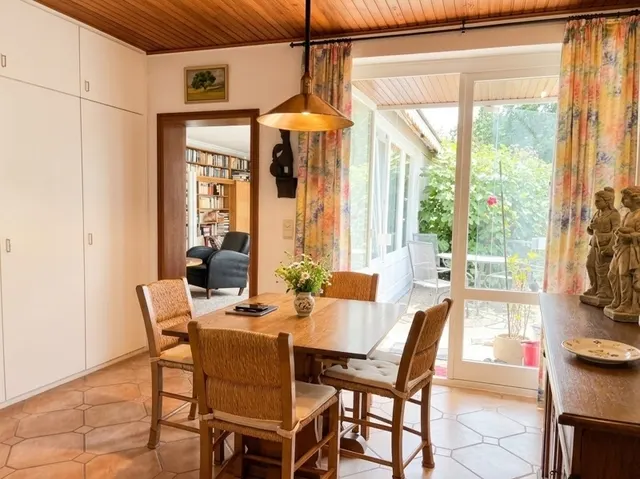 Esszimmer mit Zugang zur Terrasse