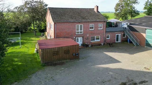 10,3 ha Landwirtschaftliche Hofstelle mit Milchviehstall, Maschinenhalle und Grünland im Außenbereich von Elsfleth