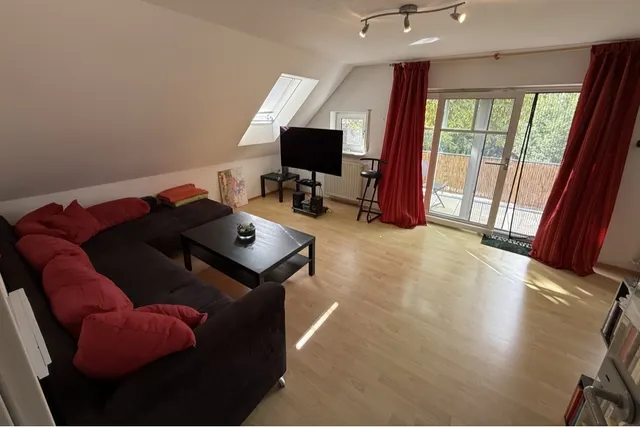 Wohnzimmer mit Durchgang zum Balkon