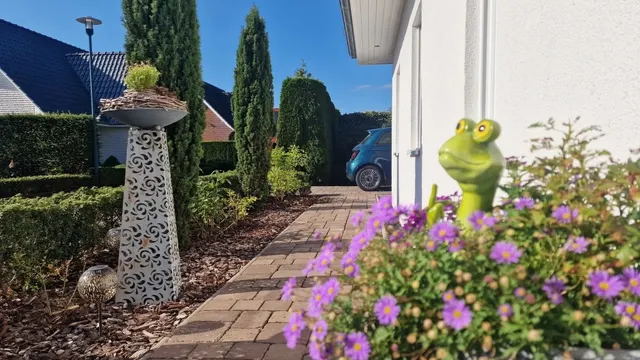 V1702 Vor-Garten