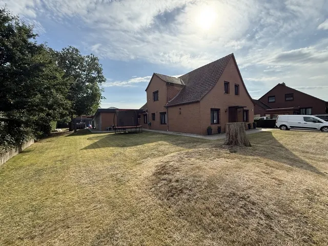 Dörverden-Stedorf: Modernisiertes Einfamilienhaus mit Wintergarten, Doppelgarage und großem Garten