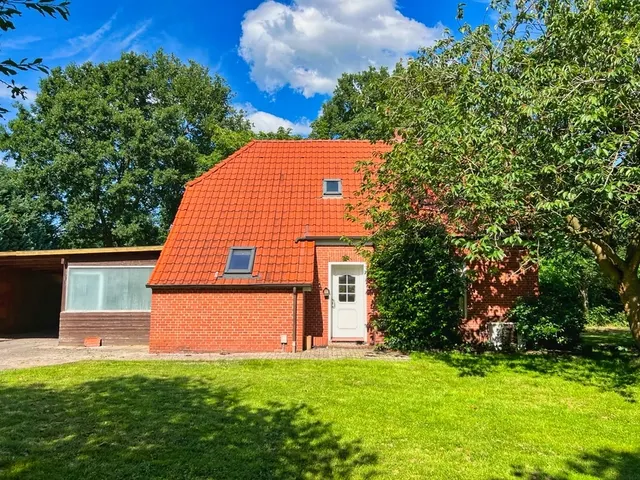 Auf großem Grundstück in zweiter Reihe! Gemütliches EFH für Ihre Familie!