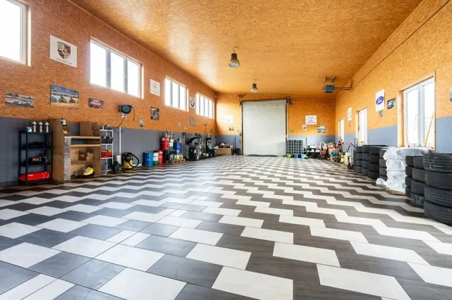 Hallenbereich mit Empore und Aufenthaltsbereich