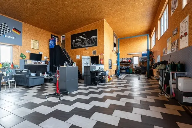 Werkstatthalle mit Fliesenboden und Lagerflächen