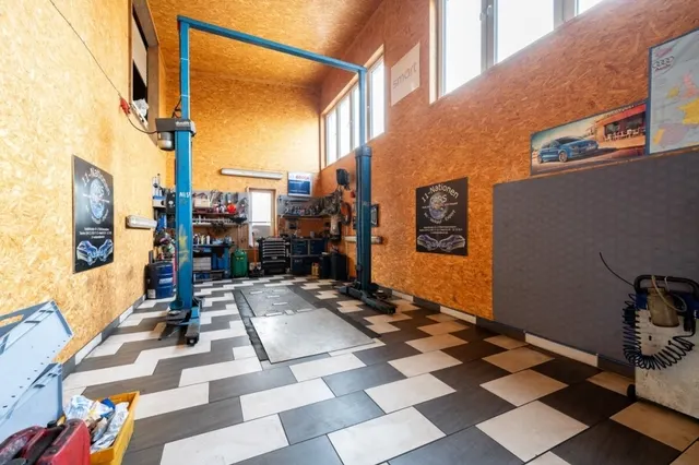 Werkstattbucht mit Hebebühne