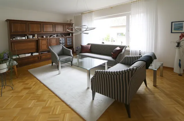 V1689 Wohnzimmer mit Parkettboden im EG
