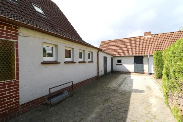 V1686 Hof mit Blick auf das Stallgebäude