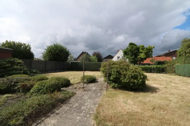 V1686 Blick vom Haus in den Garten