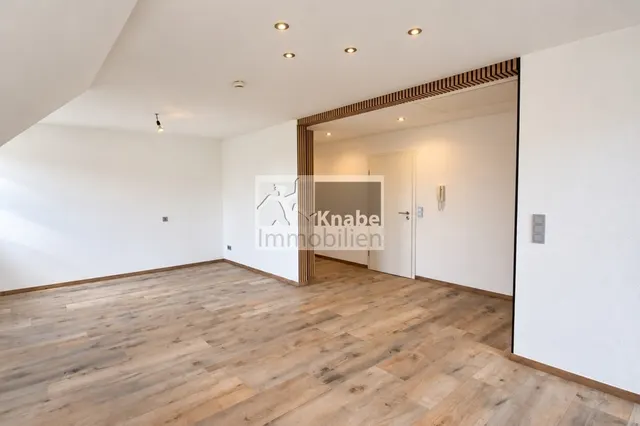 Blick vom Wohnraum in den Flur