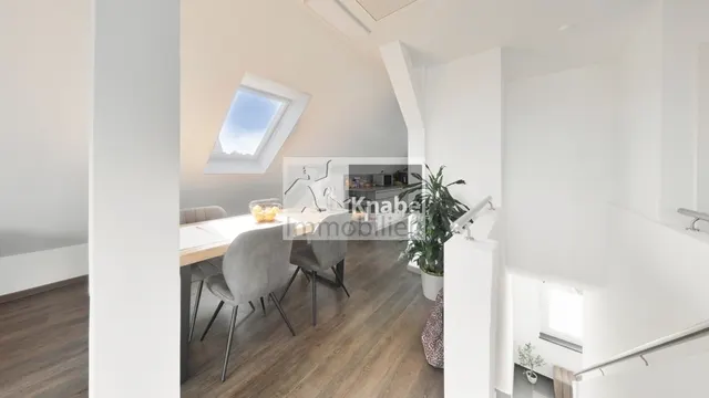 Blick zum Treppenaufgang und Essbereich