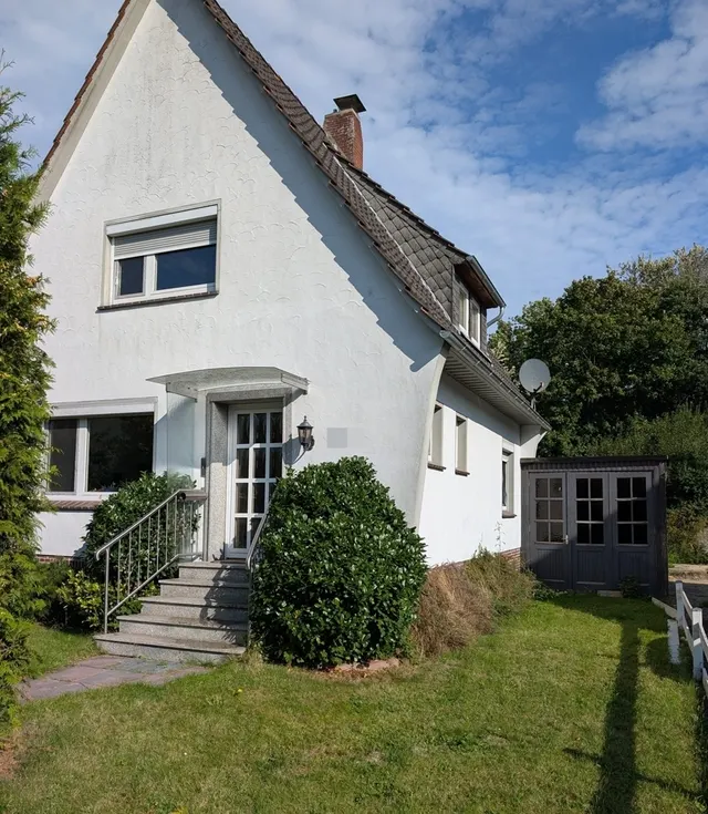 seitl. Frontansicht mit geschl. Carport