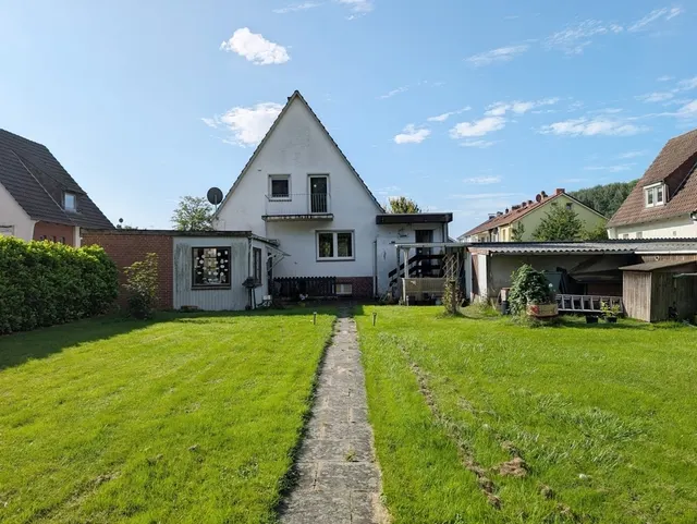 Rückansicht mit großz. Garten