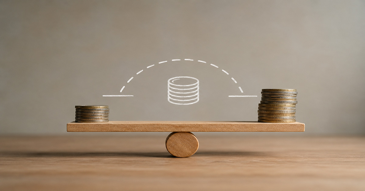 Zwei unterschiedlich hohe Münzstapel auf einer Holzwippe symbolisieren den finanziellen Ausgleich durch eine Zwischenfinanzierung. I Zwischenfinanzierung